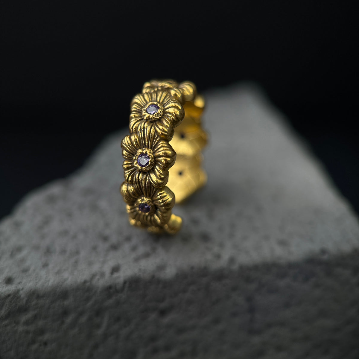 The Gothic Daisy / Vintage Amethyst Floral Band Ring
