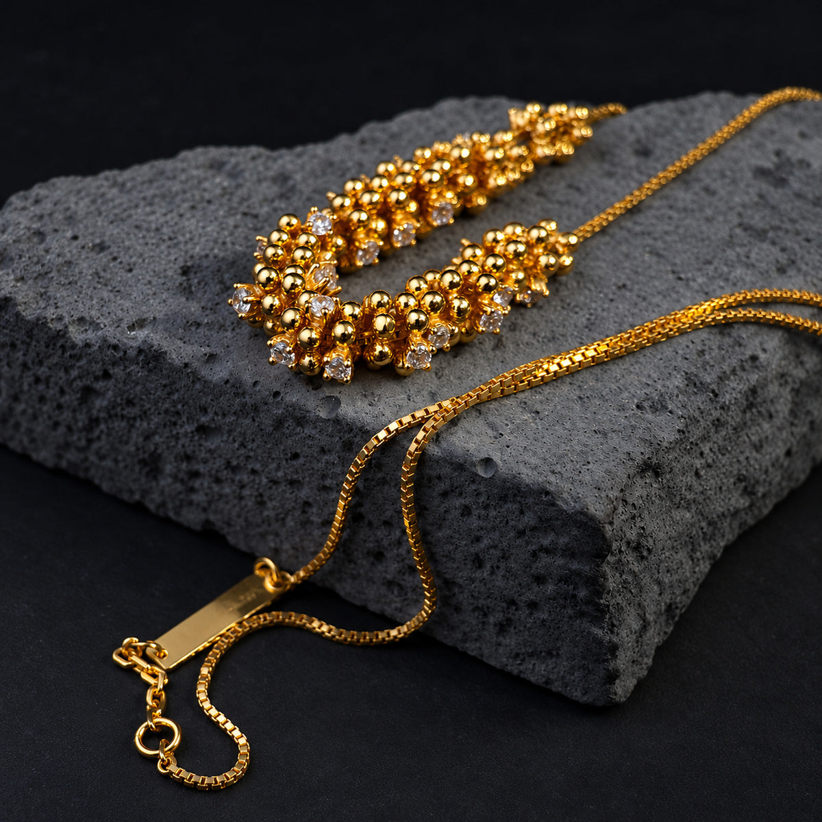YYNE009 necklace detail view 2