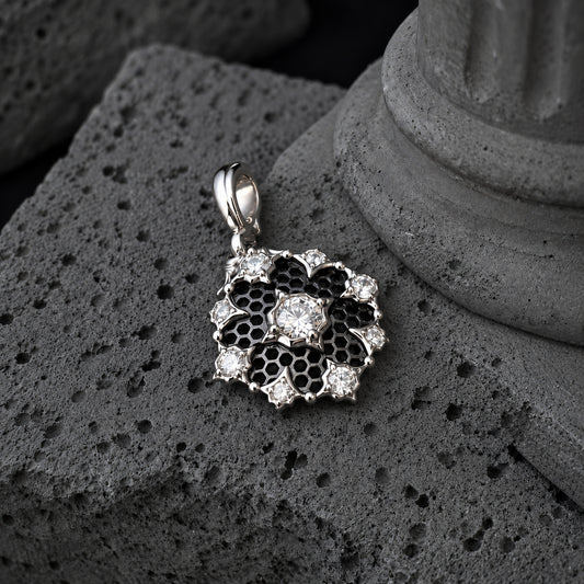 YYNE016 silver pendant front view
