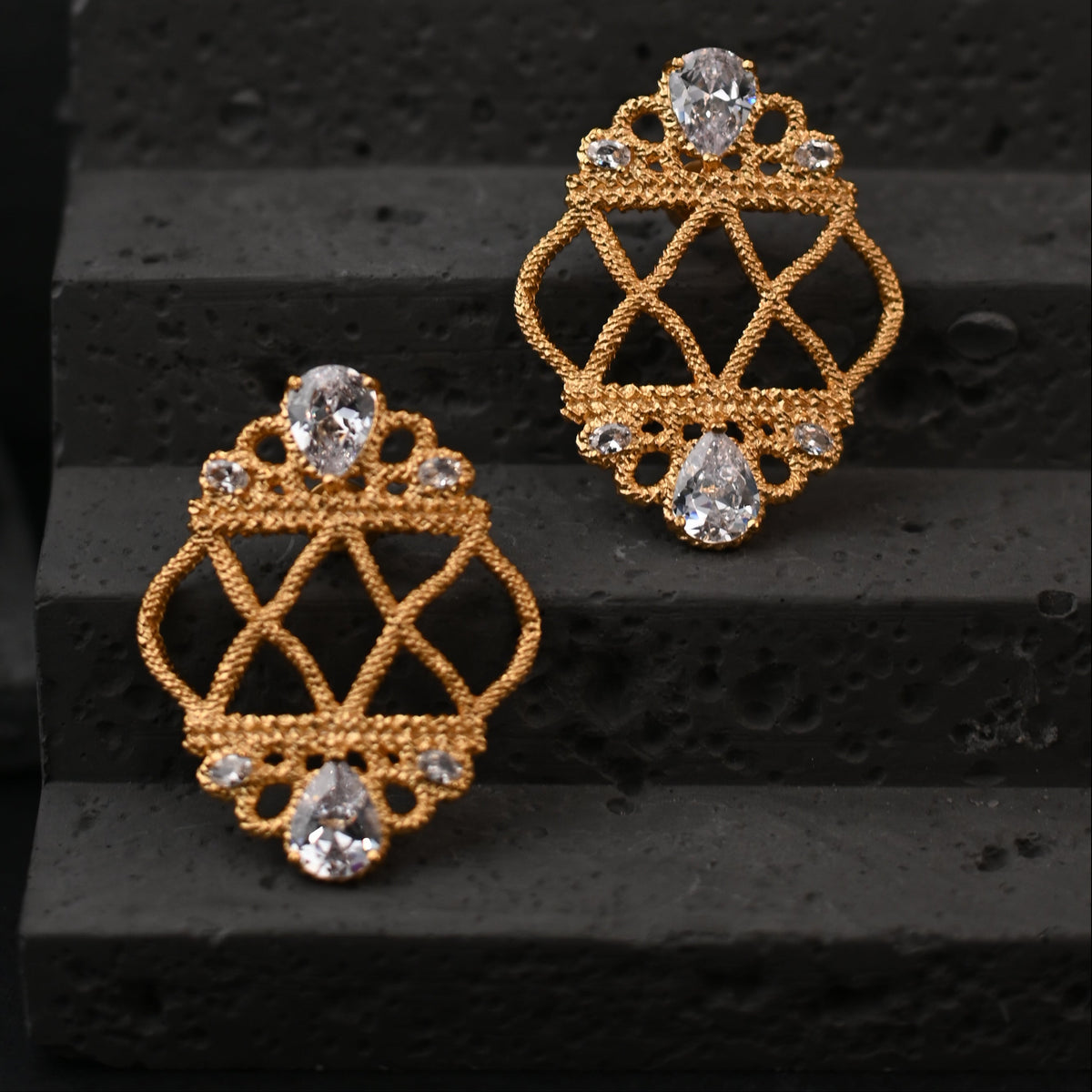 The Woven Lattice Tapestry / Heavy 22K Gold Openwork Vase Stud Earrings with Pear-Cut High-Carbon Diamonds (3.5x2.8cm)
