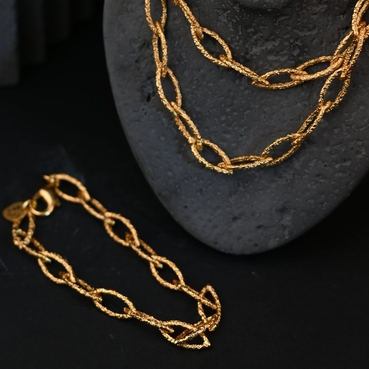 The Aurelia Lava Interlocking / Heavy 22K Gold Textured Oval Chain Bracelet (20cm x 7mm / Fully Adjustable)