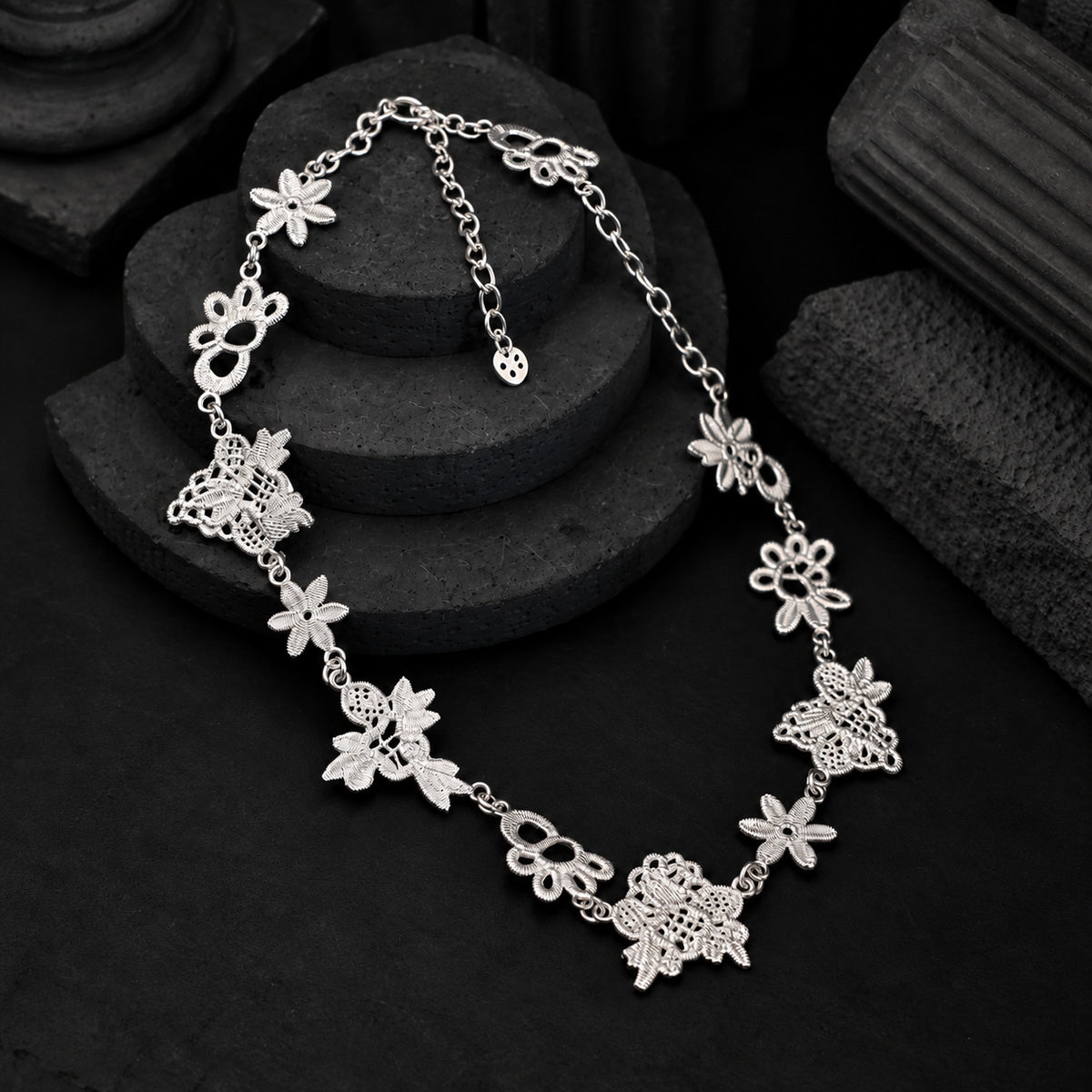 HCNE028 silver floral necklace view 2