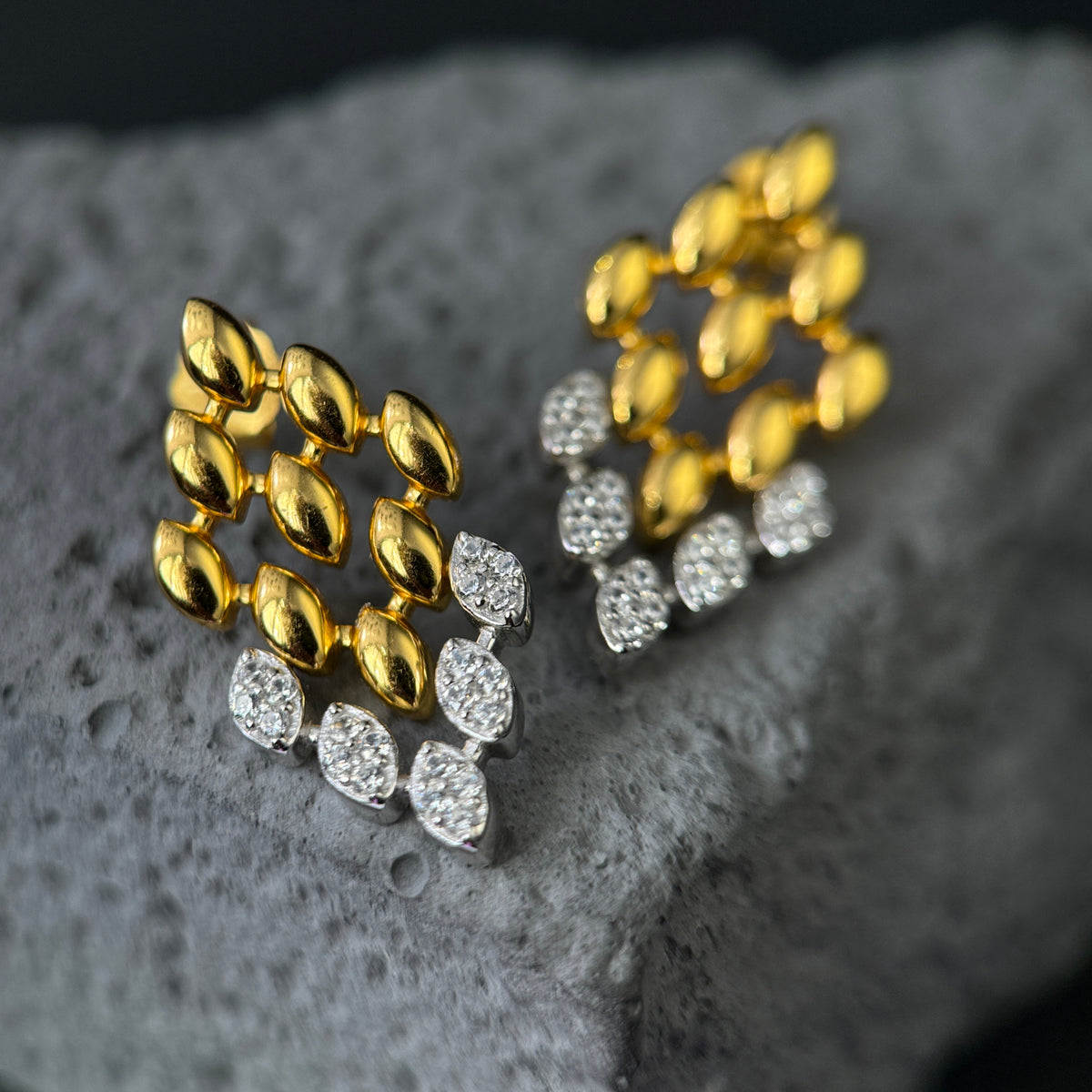 The Golden Cascade / Two-Tone Grain Lattice Stud Earrings