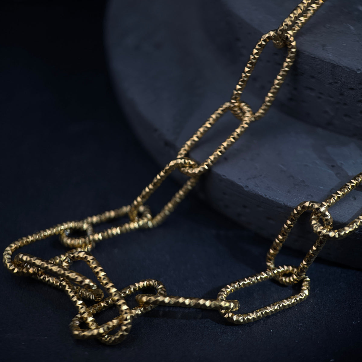 The Aurelia Architectural Link / Heavy 22K Gold-Plated Textured Interlocking Chain Necklace with Diamond-Cut Details (42cm + 5cm, 15x7mm Links)