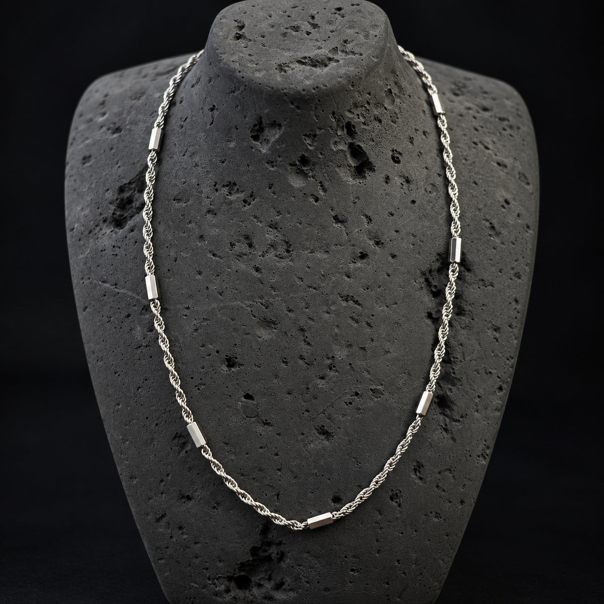 YYNE003 necklace front view