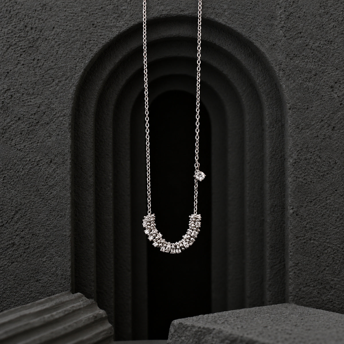 YYNE011 small silver necklace front view
