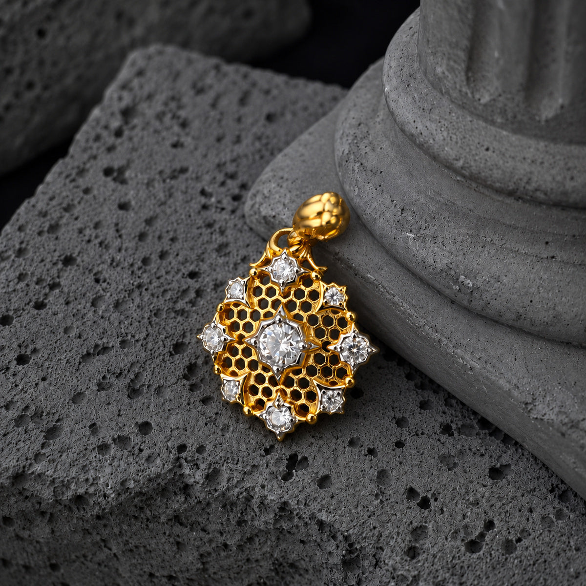 YYNE015 gold pendant front view